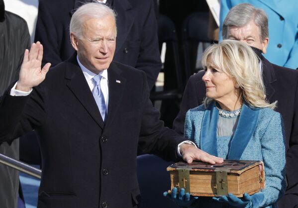 Presidente eleito Joe Biden com sua esposa Jill Biden durante o juramento, 20 de janeiro de 2021 - Sputnik Brasil
