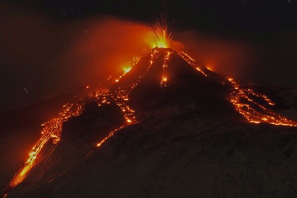 Erupção do Monte Etna ilumina o céu noturno, visto do povoado de Fornazzo, Itália, 19 de janeiro de 2021 - Sputnik Brasil