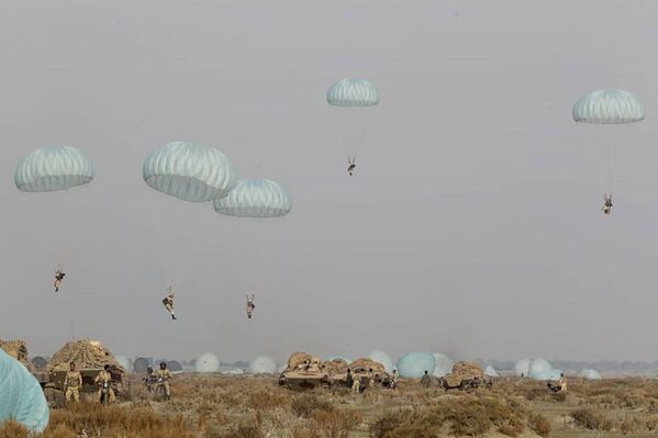 Paraquedistas do Exército iraniano durante um exercício militar, Irã, 19 de janeiro de 2021 - Sputnik Brasil