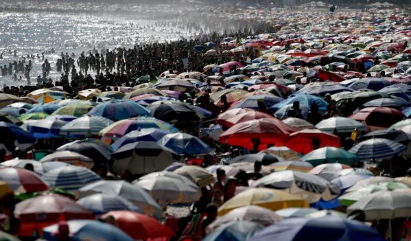 Pessoas na praia de Ipanema em meio à pandemia da COVID-19, Rio de Janeiro, Brasil, 17 de janeiro de 2021 - Sputnik Brasil