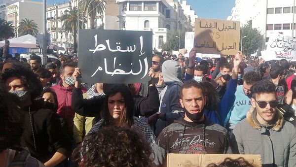 Milhares de tunisianos foram às ruas para protestar contra o governo - Sputnik Brasil