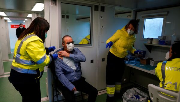 A man is administered a coronavirus disease (COVID-19) vaccine in a mobile medical station, in Oronoz-Mugaire, Baztan, Navarre, Spain January 19, 2021. - Sputnik Brasil