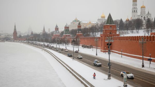 Carros percorrem a marginal do rio Moskva perto do Kremlin, durante nevasca em Moscou, Rússia, 14 de janeiro de 2021 - Sputnik Brasil