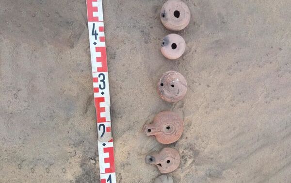 Objetos de barro encontrados em fortificação romana no Egito - Sputnik Brasil