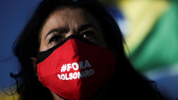 Manifestante a favor do impeachment de Jair Bolsonaro durante manifestações em Brasília, 24 de janeiro de 2021 - Sputnik Brasil