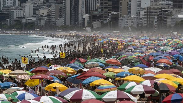 Apesar das restrições para limitar a propagação da COVID-19, milhares de pessoas lotam a praia de Ipanema, Rio de Janeiro, Brasil, 24 de janeiro de 2021 - Sputnik Brasil