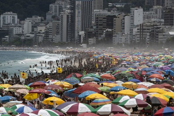 Apesar das restrições para limitar a propagação da COVID-19, milhares de pessoas lotam a praia de Ipanema, Rio de Janeiro, Brasil, 24 de janeiro de 2021 - Sputnik Brasil