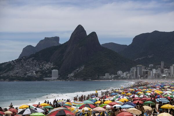 Apesar do agravamento da situação com a COVID-19, milhares de pessoas vão à praia de Ipanema, Rio de Janeiro, Brasil, 24 de janeiro de 2021 - Sputnik Brasil
