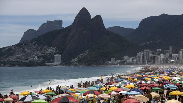 Apesar do agravamento da situação com a COVID-19, milhares de pessoas vão à praia de Ipanema, Rio de Janeiro, Brasil, 24 de janeiro de 2021 - Sputnik Brasil
