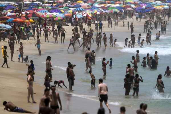 Cariocas aproveitam o dia na praia de Ipanema, Rio de Janeiro, Brasil, 24 de janeiro de 2021 - Sputnik Brasil