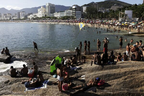 Pessoas lotam a praia do Arpoador, apesar das restrições para limitar a propagação da COVID-19, Rio de janeiro, Brasil, 17 de janeiro de 2021 - Sputnik Brasil