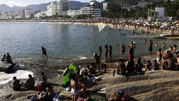 Pessoas lotam a praia do Arpoador, apesar das restrições para limitar a propagação da COVID-19, Rio de janeiro, Brasil, 17 de janeiro de 2021 - Sputnik Brasil