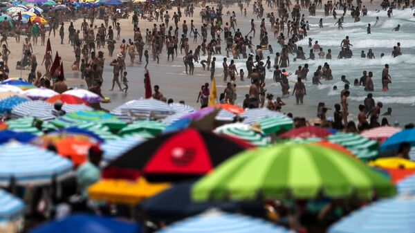 Pessoas desfrutam da praia de Ipanema durante o surto do novo coronavírus. Rio de Janeiro, Brasil, 17 de janeiro de 2021 - Sputnik Brasil