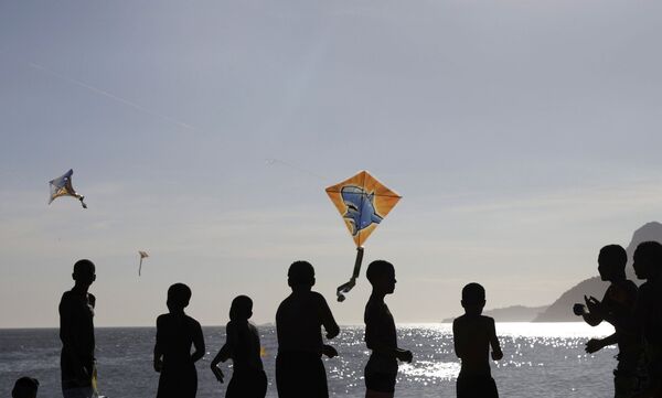 Crianças soltam pipas na praia lotada do Arpoador, Rio de Janeiro, Brasil, 17 de janeiro de 2021 - Sputnik Brasil
