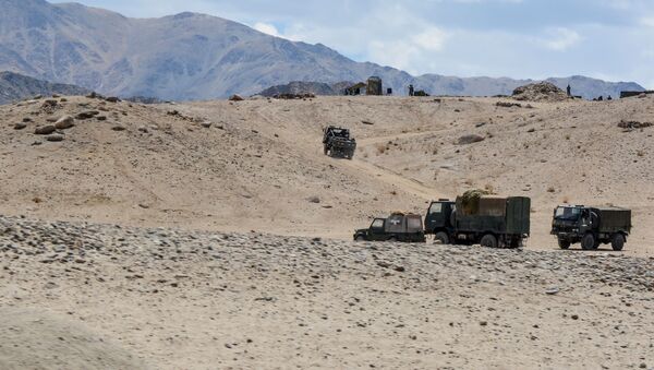 Exército indiano dirige veículos enquanto participa de um exercício militar em Thikse, no território de Ladakh - Sputnik Brasil