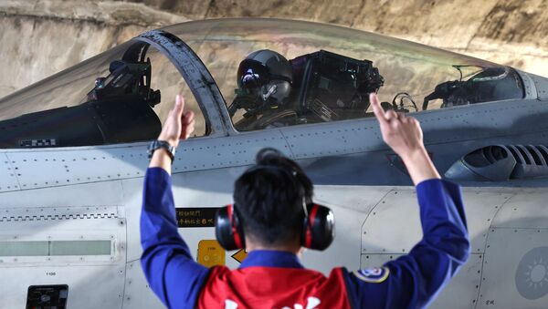 Piloto se prepara para decolagem do Caça de Defesa Nacional F-CK-1 Ching-kuo na base da Força Aérea em Tainan, Taiwan, 26 de janeiro de 2021 - Sputnik Brasil