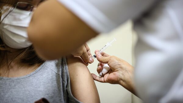 Mulher recebe dose de vacina contra a COVID-19 em Salvador, na Bahia. - Sputnik Brasil
