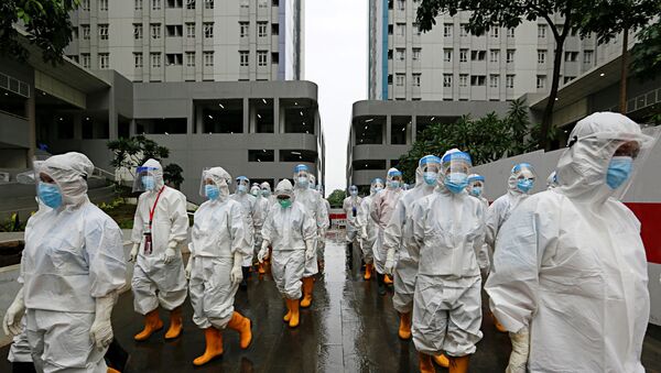 Funcionários da saúde usando macacões de proteção se preparam para o tratamento dos pacientes com COVID-19 em hospital de urgências em Jacarta, Indonésia, 26 de janeiro de 2021 - Sputnik Brasil