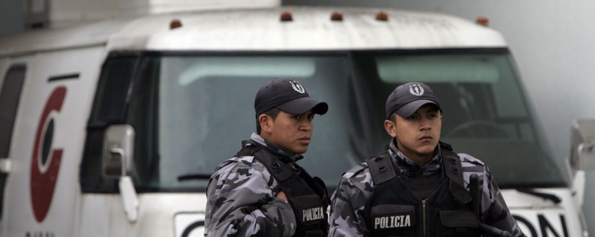 Agentes de polícia fazem a segurança de uma estação de TV em Quito, capital do Equador (arquivo) - Sputnik Brasil, 1920, 16.12.2023