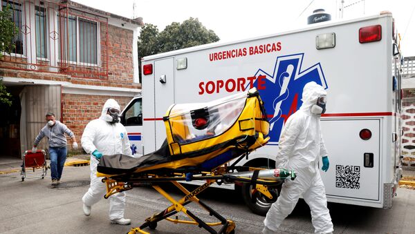 Paramédicos transferem paciente de 63 anos infetada pela COVID-19 para o hospital, Cidade do México, México, 13 de janeiro de 2021 - Sputnik Brasil