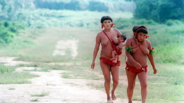 Mães da tribo indígena yanomami carregam crianças - Sputnik Brasil