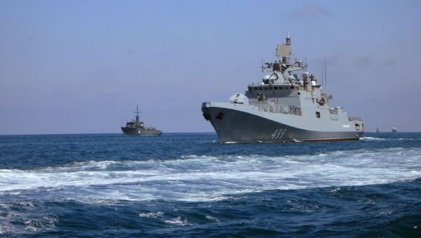 Fragata russa Admiral Makarov durante desfile naval no litoral da Síria - Sputnik Brasil