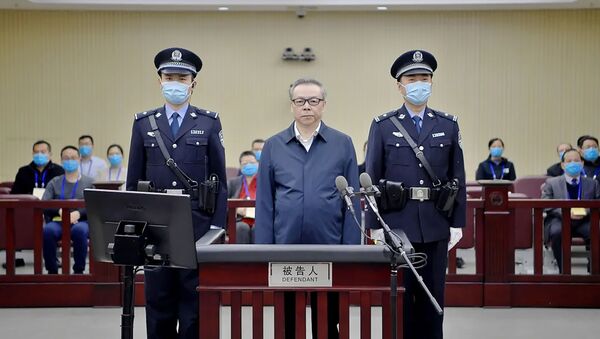 Lai Xiaomin (ao centro) é sentenciado à morte por crimes de corrupção e bigamia - Sputnik Brasil