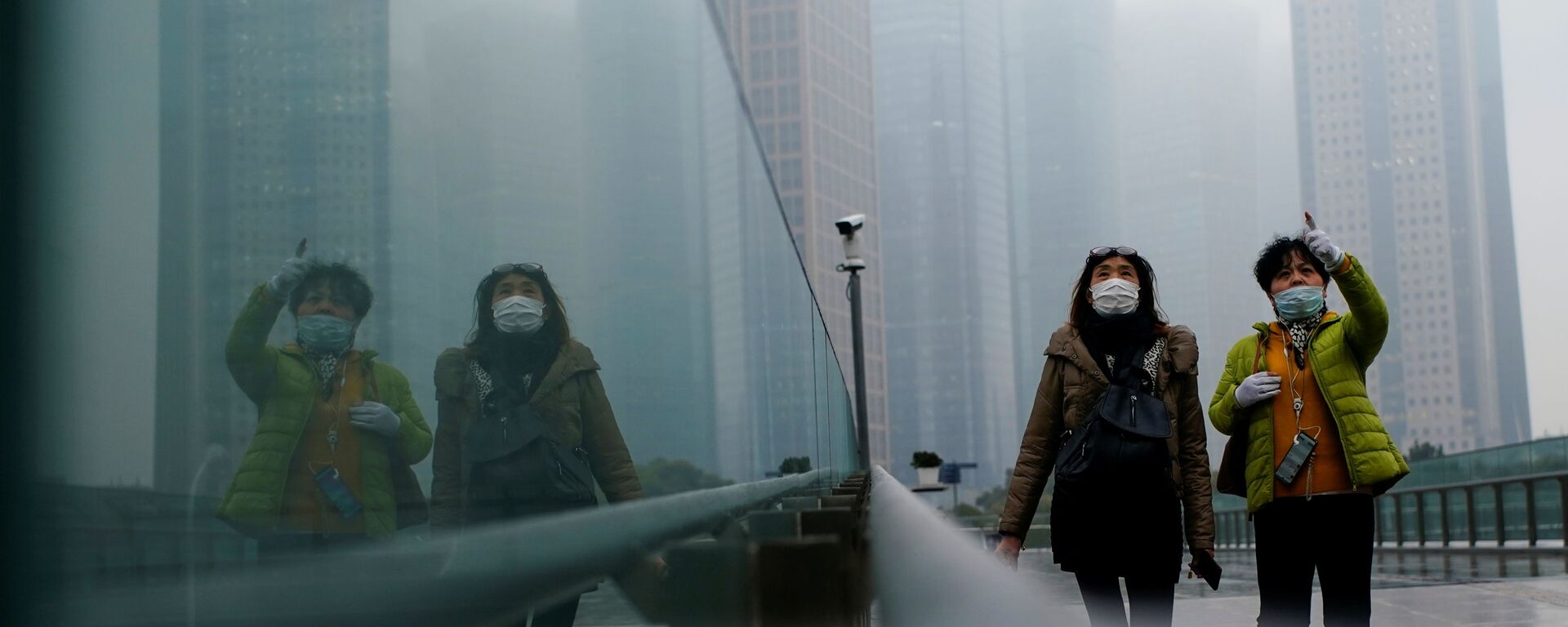 Pessoas com máscaras andam pela rua durante a pandemia, Shanghai, China, 26 de janeiro de 2021 - Sputnik Brasil, 1920, 06.02.2021