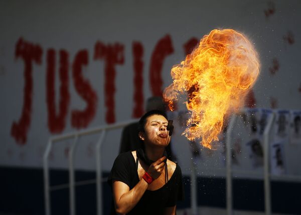 Ativista cospe bolas de fogo durante protesto em frente da Procuradoria-Geral na Cidade do México, México, 25 de janeiro de 2021 - Sputnik Brasil
