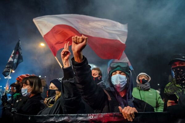 Manifestantes durante o protesto contra a lei do aborto, em Varsóvia, Polônia, 27 de janeiro de 2021 - Sputnik Brasil