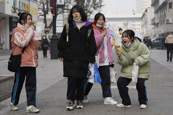 Meninas chinesas passeiam pelas ruas na província de Wuhan, China, 26 de janeiro de 2021 - Sputnik Brasil