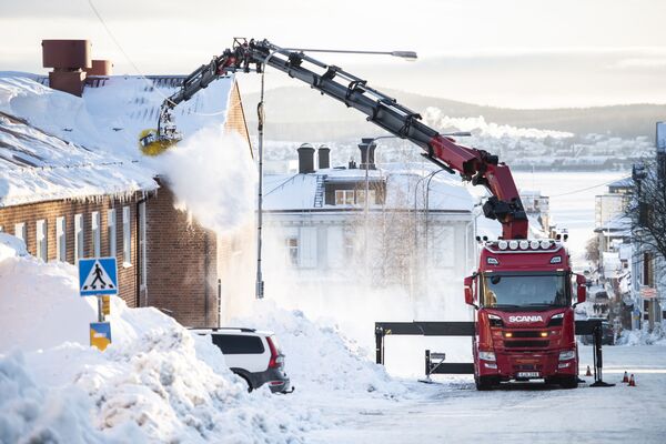 Telhado é limpo da neve no centro de Ornskoldsvik, na Suécia, em 26 de janeiro de 2021 - Sputnik Brasil