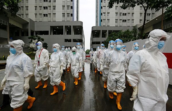 Profissionais de saúde com equipamento protetor estão prontos para tratar pacientes em hospital de emergência, Jakarta, Indonésia, 26 de janeiro de 2021 - Sputnik Brasil