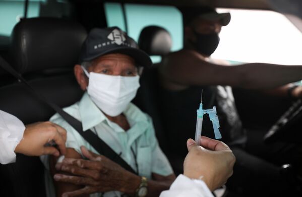 Homem recebe vacina AstraZeneca/Oxford em Manaus, 30 de janeiro de 2021 - Sputnik Brasil