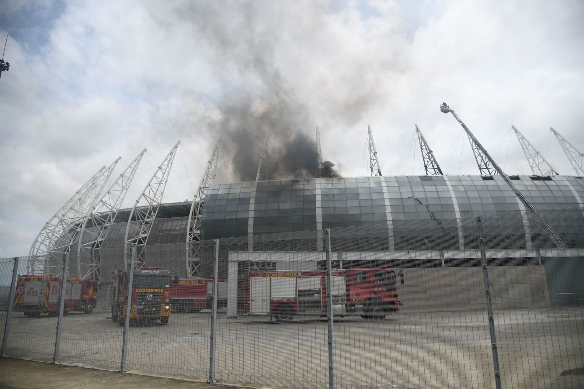 Em Fortaleza, bombeiros tentam controlar um incêndio na Arena Castelão, um dos estádios utilizados na Copa do Mundo de 2014 - Sputnik Brasil, 1920, 16.12.2021