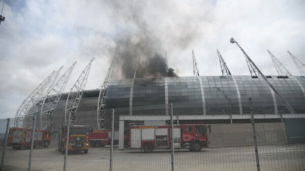 Em Fortaleza, bombeiros tentam controlar um incêndio na Arena Castelão, um dos estádios utilizados na Copa do Mundo de 2014 - Sputnik Brasil