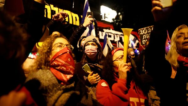 Pessoas protestam em Jerusalém contra a alegada corrupção do primeiro-ministro israelense Benjamin Netanyahu, enquanto Israel está sob lockdown como parte das restrições por causa da COVID-19 - Sputnik Brasil