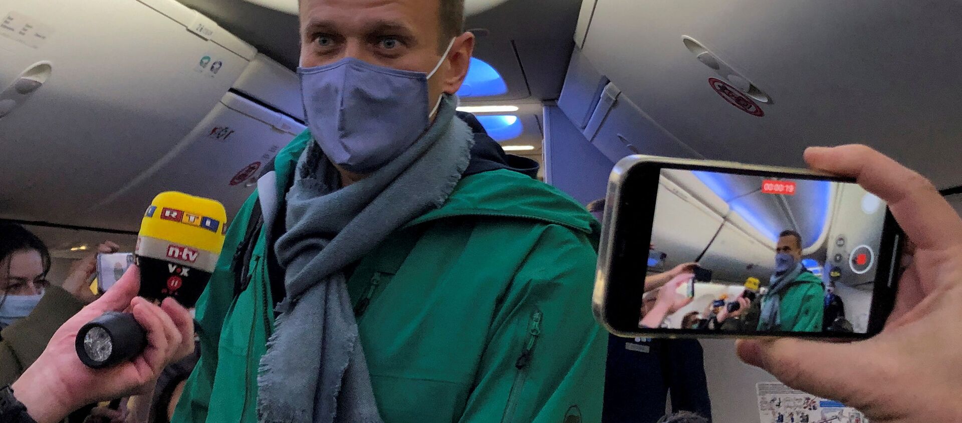 Aleksei Navalny, opositor russo, a bordo do avião em Berlim, Alemanha, antes da partida para Moscou, capital da Rússia,17 de janeiro de 2021 - Sputnik Brasil, 1920, 31.01.2021