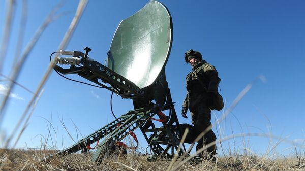 Militar russo ao lado de antena - Sputnik Brasil