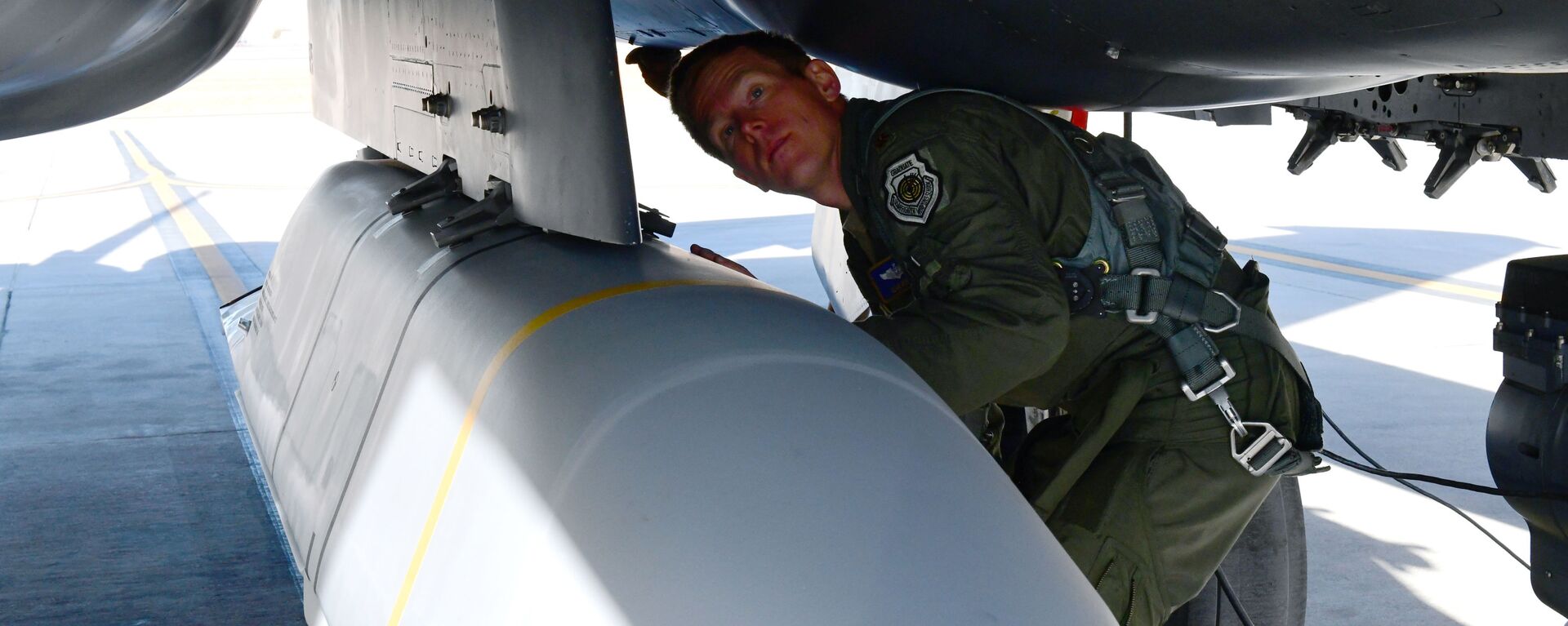 Diretor assistente de operações e diretor de testes do caça F-15E prepara-se para usar míssil AGM-158B em base aérea no Novo México, EUA, 7 de janeiro de 2021  (imagem ilustrativa - Sputnik Brasil, 1920, 30.07.2021