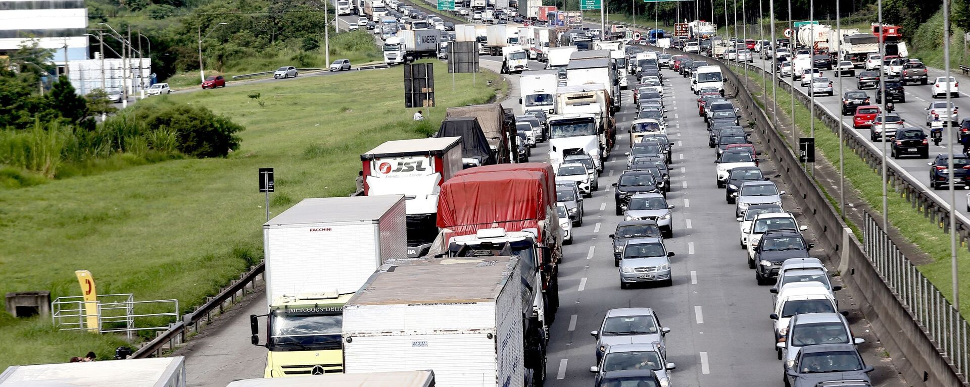 Congestionamento de caminhoneiros na Rodovia Castello Branco, na região de Jandira, na grande São Paulo, 1º de fevereiro de 2021. - Sputnik Brasil, 1920, 12.03.2022