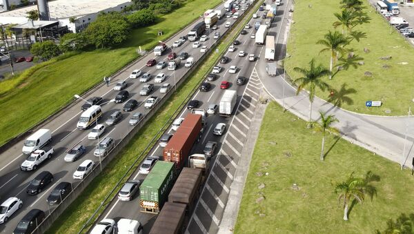 Caminhoneiros bloqueiam parcialmente a rodovia Castello Branco, em São Paulo, como parte de uma paralisação nacional protestando contra o alto preço do combustível e baixo valor na tabela de fretes - Sputnik Brasil
