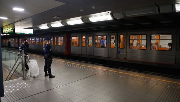 Policiais usando máscaras vigiam plataforma de uma estação de metrô em Bruxelas, em 4 de maio de 2020 - Sputnik Brasil