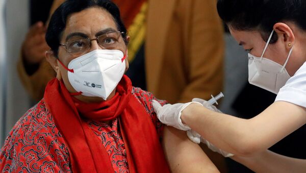 Profissional de saúde recebe vacina Covaxin contra COVID-19 em Nova Déli, na Índia - Sputnik Brasil