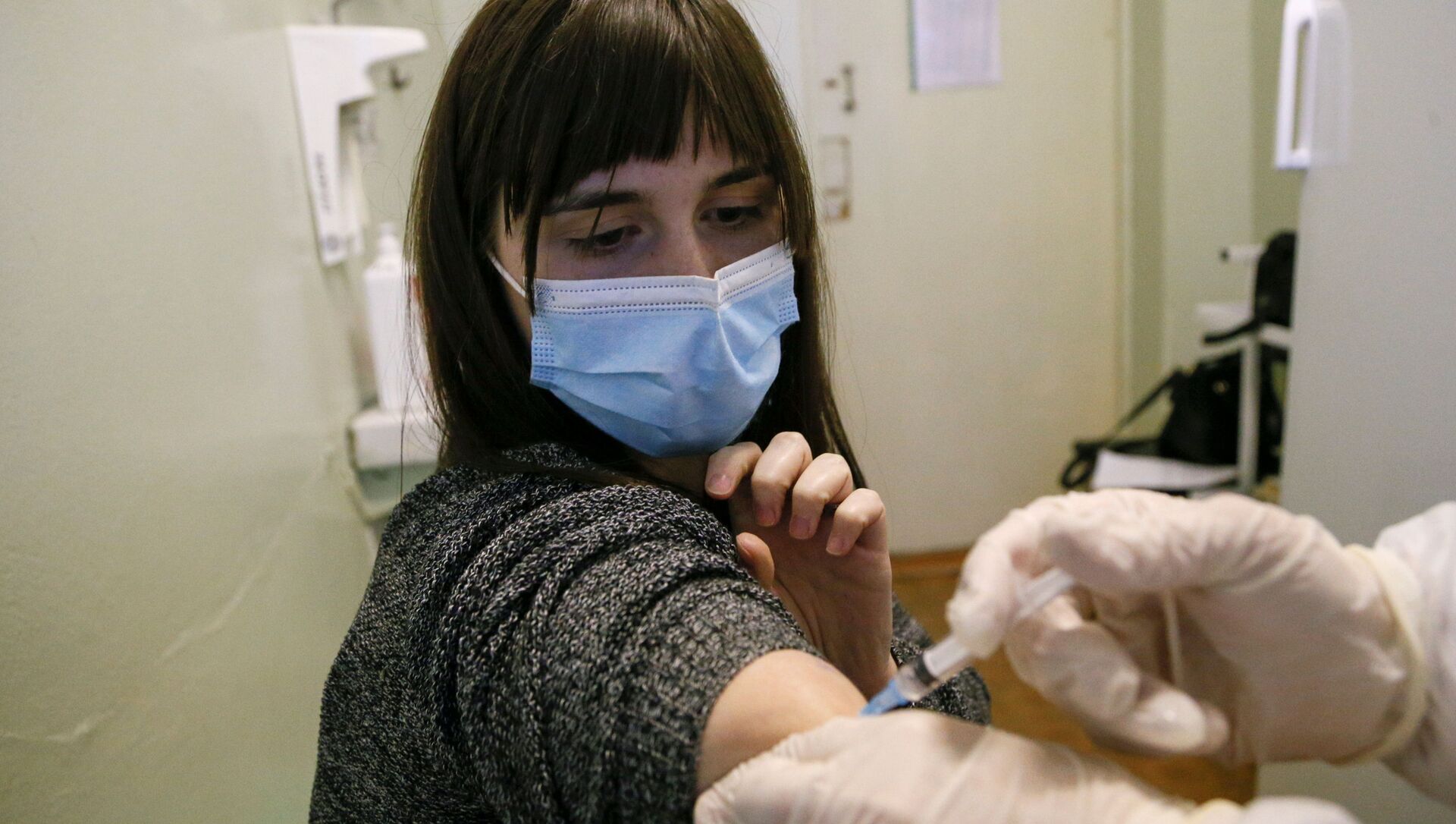 Mulher recebe dose da vacina contra a COVID-19 Sputnik V na Ucrânia - Sputnik Brasil, 1920, 01.02.2021