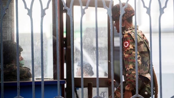Militares mianmarenses dentro da Prefeitura de Yangon depois de ocuparem o edifício, em Yangon, Mianmar, 2 de fevereiro de 2021 - Sputnik Brasil