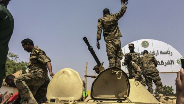 Militares do Sudão após anúncio de renúncia ao poder do presidente Omar al-Bashir em Khartoum, Sudão, 11 de abril de 2019 - Sputnik Brasil