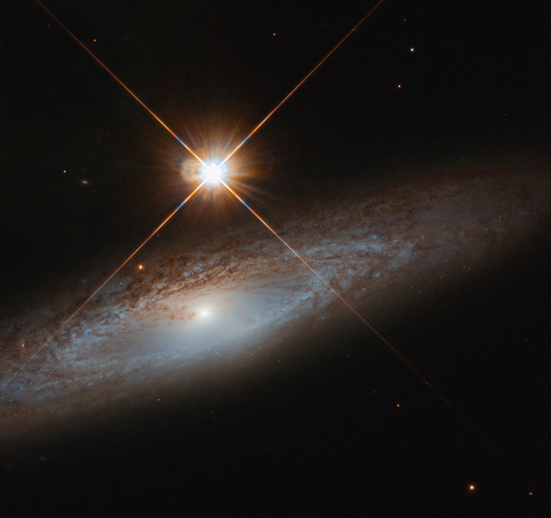 Telescópio Hubble registra imagem de galáxia espiral com gigante estrela brilhante ao lado (FOTO) - Sputnik Brasil, 1920, 02.02.2021