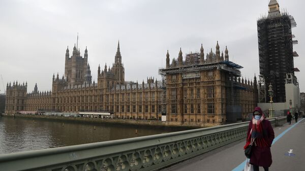 Pedestre passa pela ponte de Westminster, ao lado do Parlamento britânico, Londres, Reino Unido, 8 de janeiro de 2021 - Sputnik Brasil
