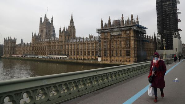 Pedestre passa pela ponte de Westminster, ao lado do Parlamento britânico, Londres, Reino Unido, 8 de janeiro de 2021 - Sputnik Brasil